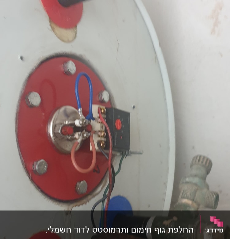 חיבורים חשמליים על דוד מים עם צינורות